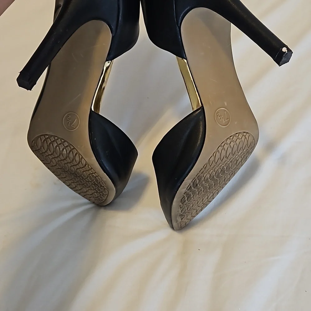 Black Pointed Toe Heels Size 7.5 - Picture 3 of 5